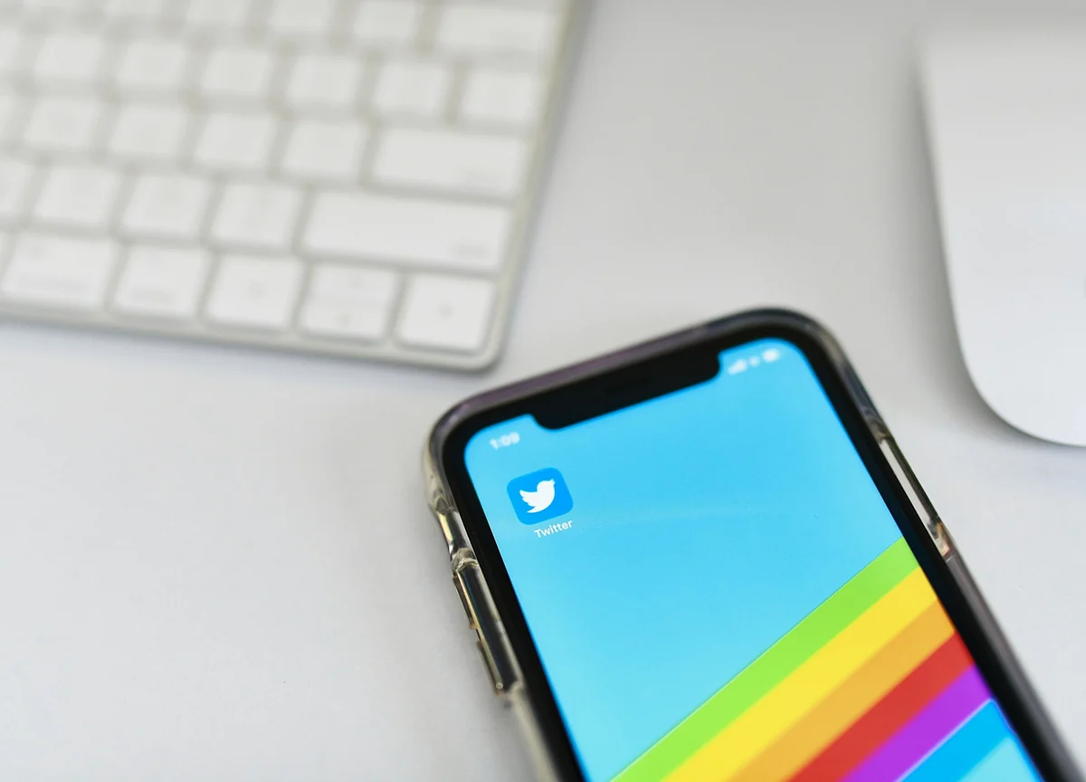 Twitter Slashes Quarterly Sales Forecast, Warns of Loss