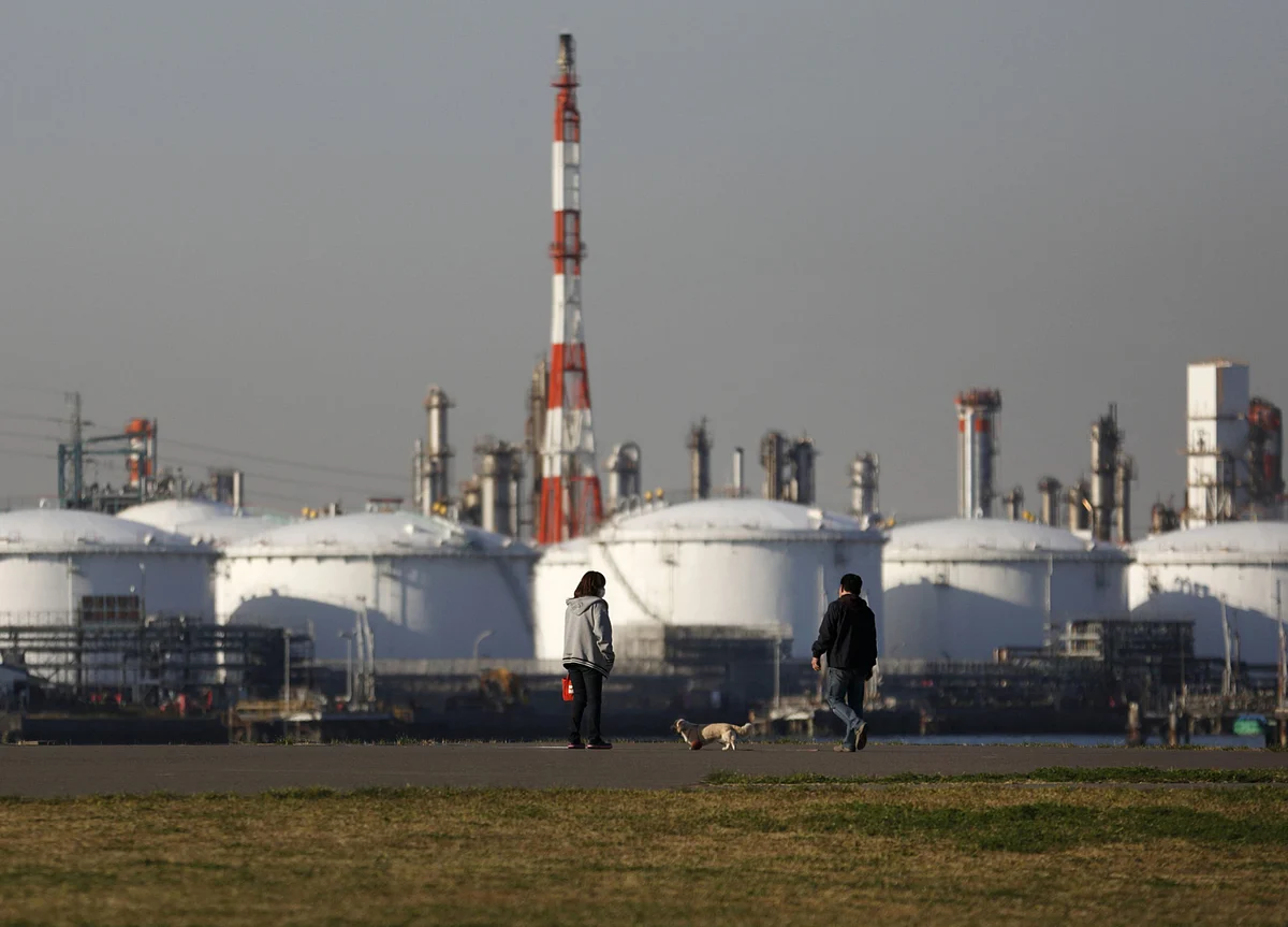 Asia Refiners Eye More Run Cuts as Fuel-Making Losses Deepen