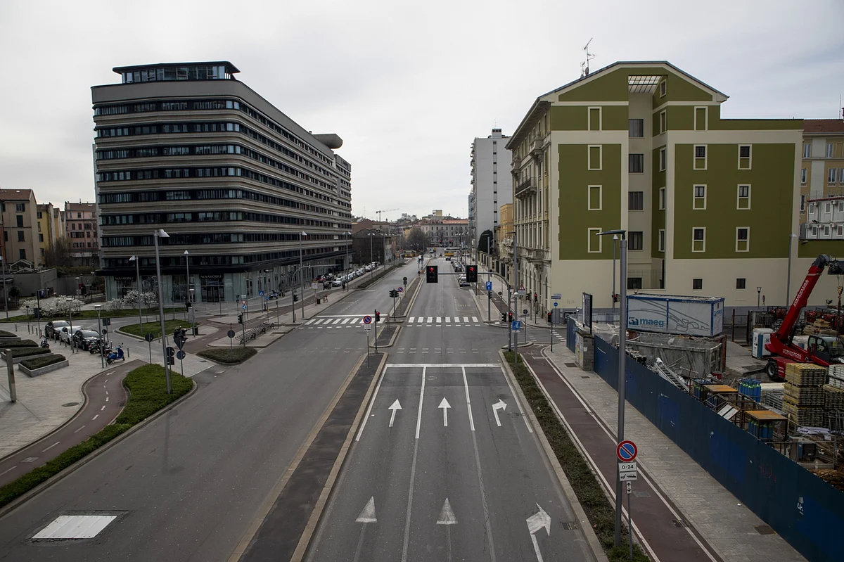Via Melchiorre Gioia stands empty of traffic in Milan, Italy, on Tuesday, March 10, 2020. Italy became the first country to attempt a nationwide lockdown to stop the spread of the highly infectious coronavirus. (Photographer: Camilla Cerea/Bloomberg)