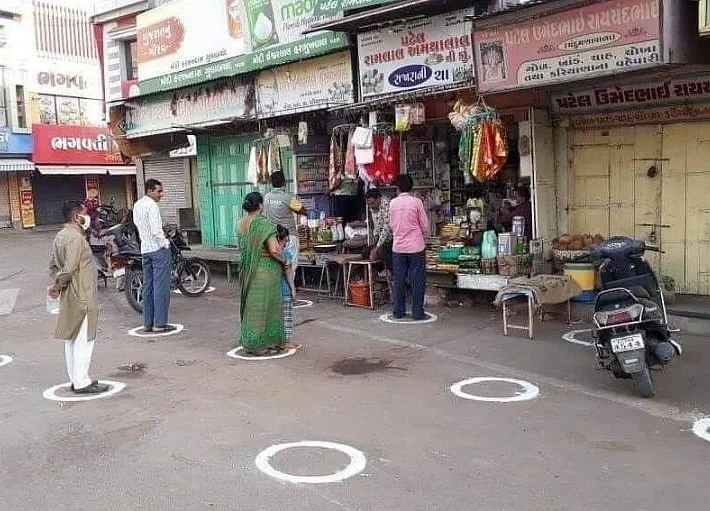 India Allows Neighborhood Stores to Reopen, Keeps Malls Shut