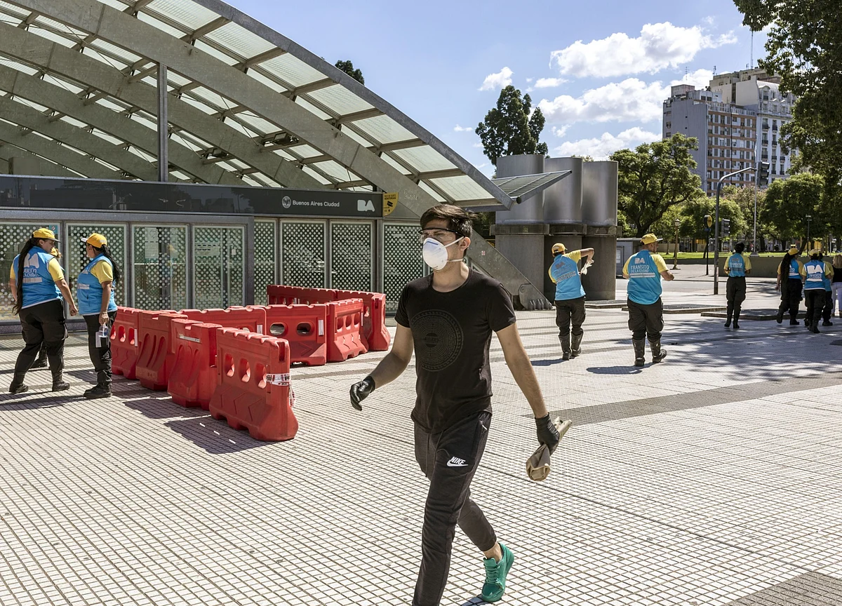 Argentina Sacrifices Economy to Ward Off Virus, Winning Praise
