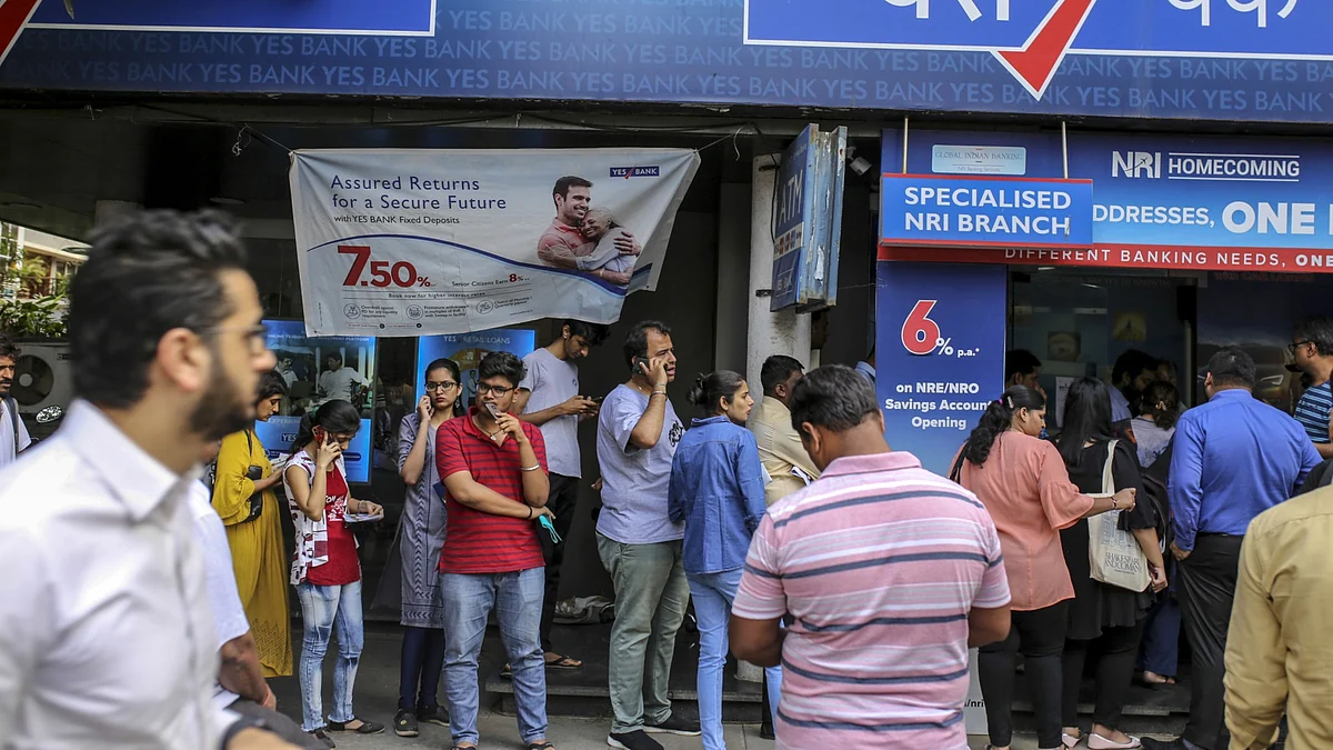 Customers stand in line outside a Yes Bank branch in Mumbai, India, on March 6, 2020. (Photographer: Dhiraj Singh/Bloomberg)