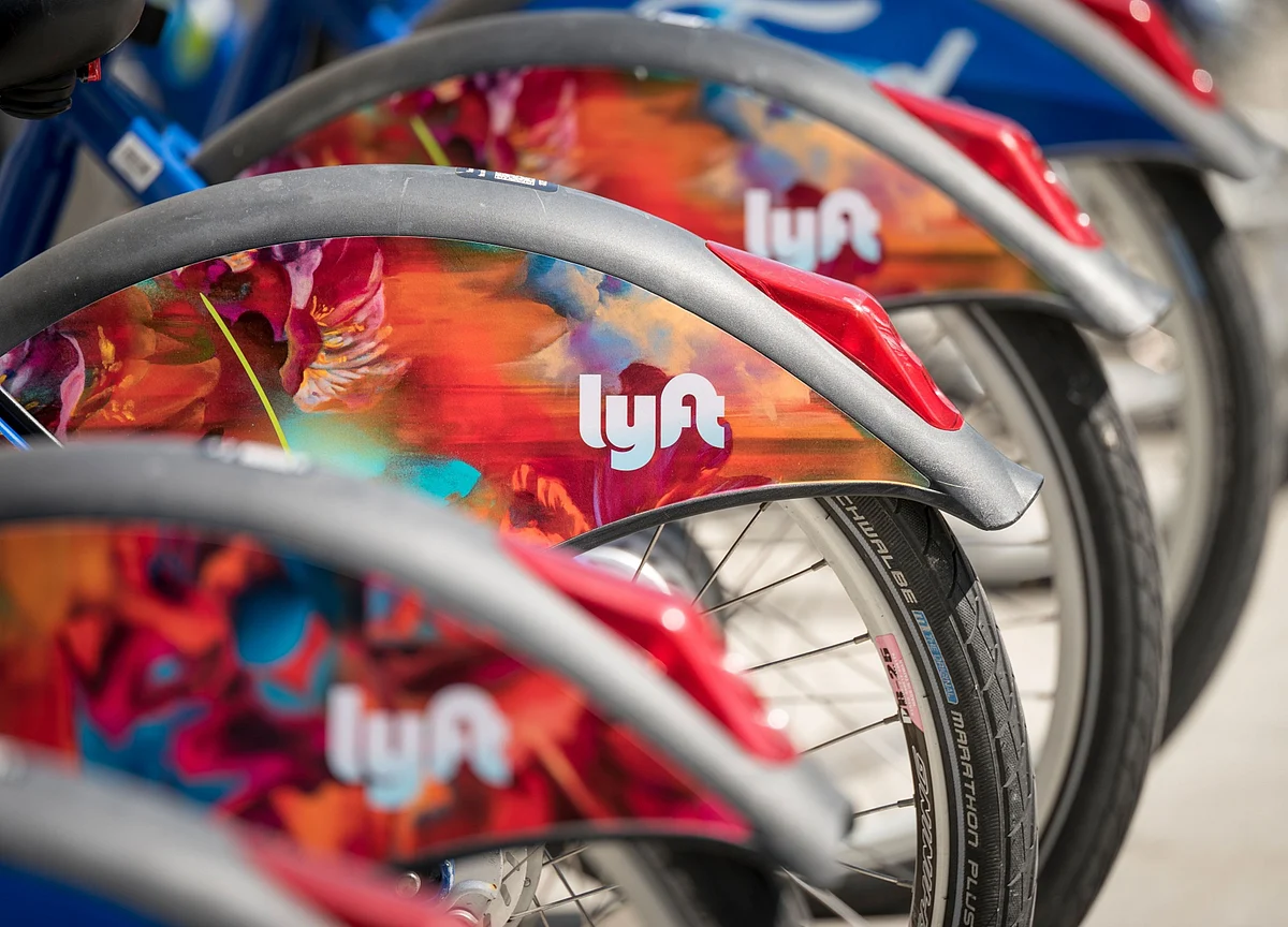 Lyft Tells Drivers to Work for Amazon After Ridership Plummets