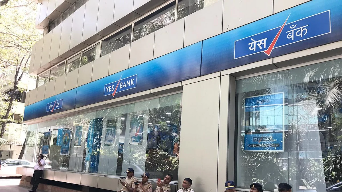 Police officers outside a Yes Bank Ltd. branch in Mumbai, India. (Photographer: Vijay Sartape/BloombergQuint)