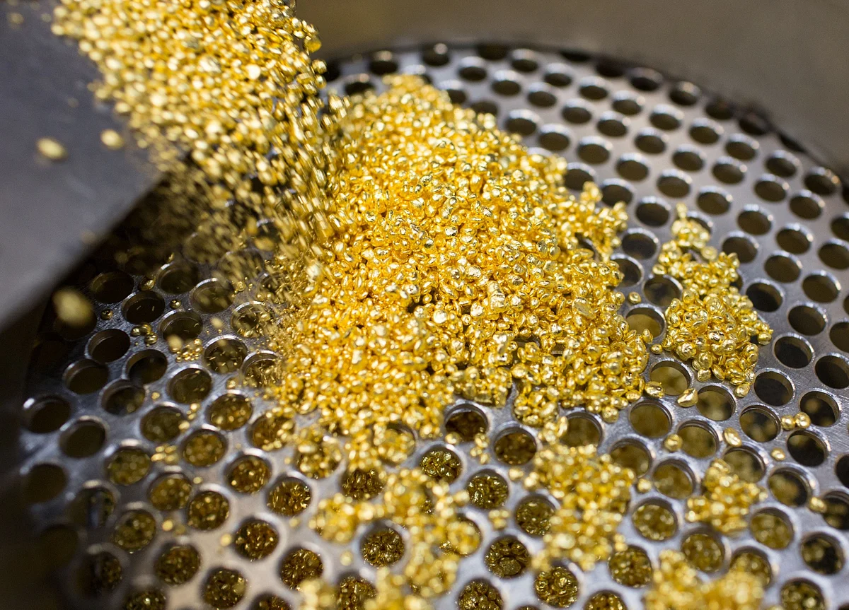 Gold Rebounds With Weakening Dollar Offering Relief to Investors