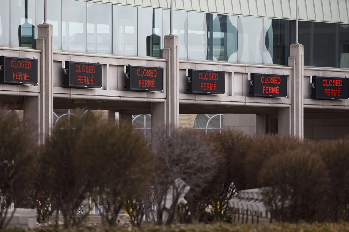 Closed terminals are seen at the U.S.-Canada border crossing in Ontario, on March 21, 2020. (Photographer: Cole Burston/Bloomberg)