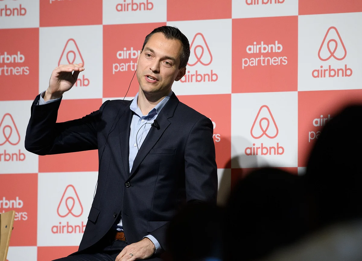 Airbnb in Talks to Raise More Debt Amid Global Crisis