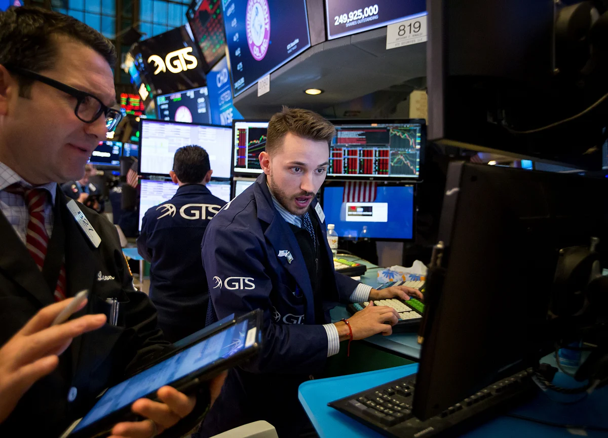 U.S. Index Futures Drop With Investors Weighing Virus Threat