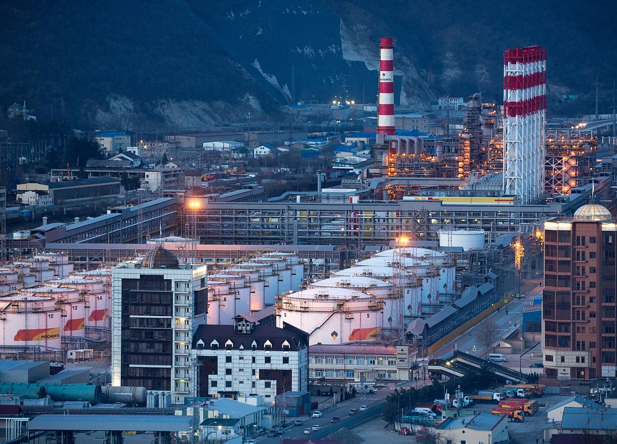 Oil’s Stunning Demand Collapse Threatens Closures Everywhere