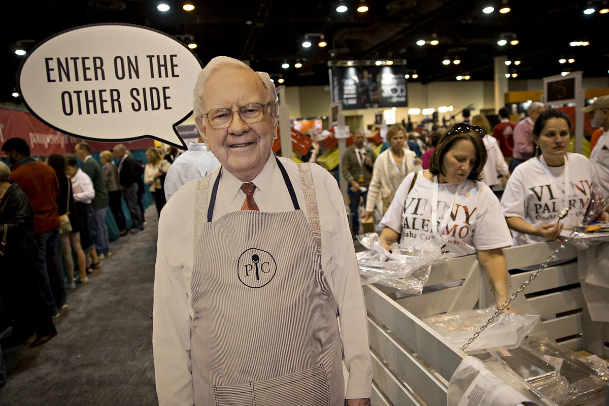 Buffett Stays on Sidelines With Cash Rising to $137 Billion