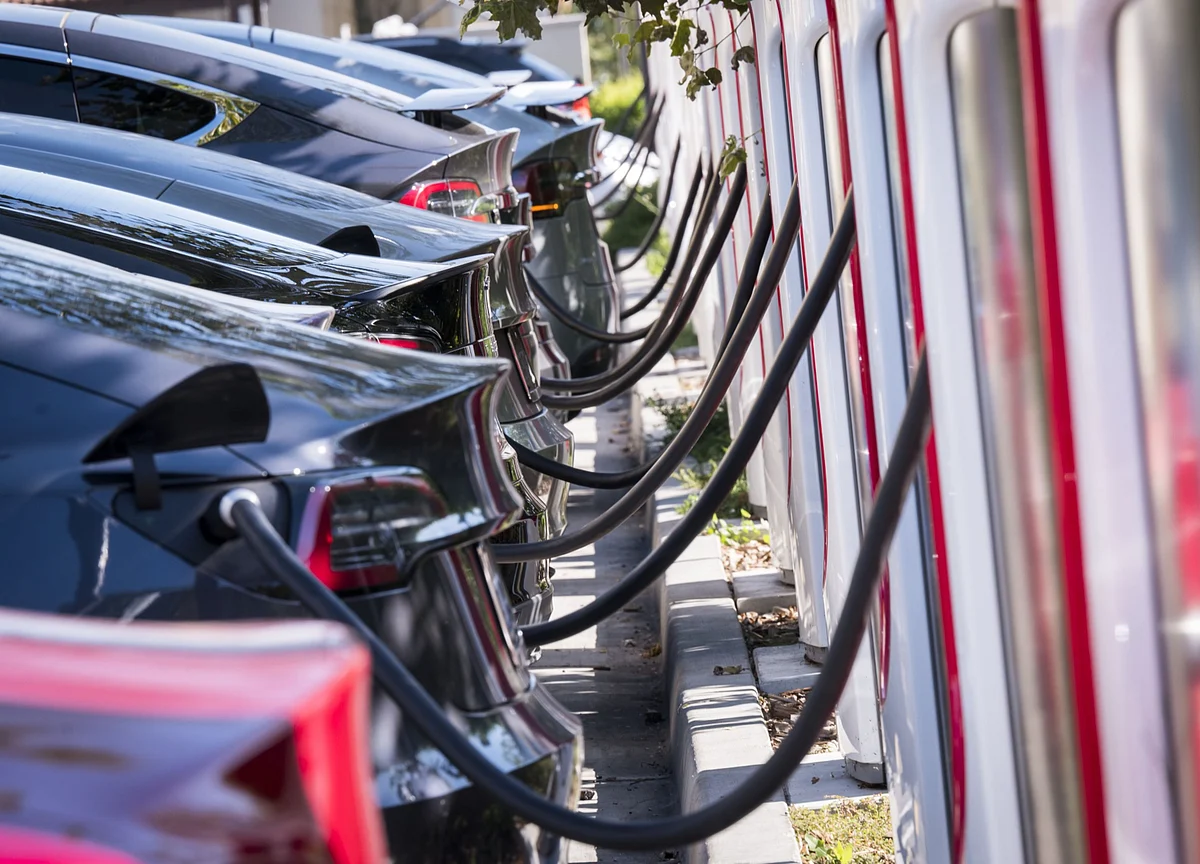 Tesla’s Gas-Savings Claims Are Undercut by Plunging Pump Prices