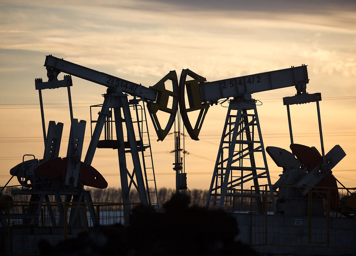 Oil Closes Under $20 for Second Day Amid Historic Demand Loss