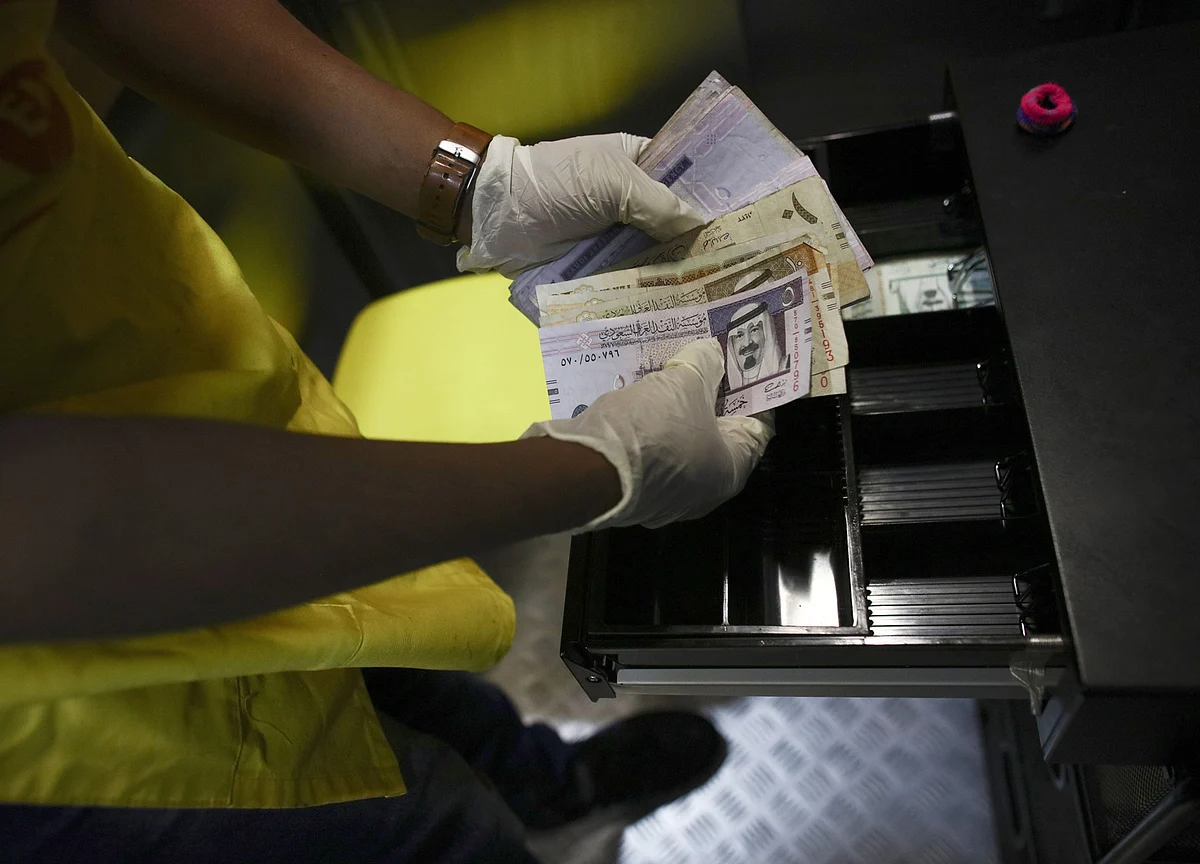 Saudi Arabia Suffers Crisis Flashback But Finds New Ways to Cope