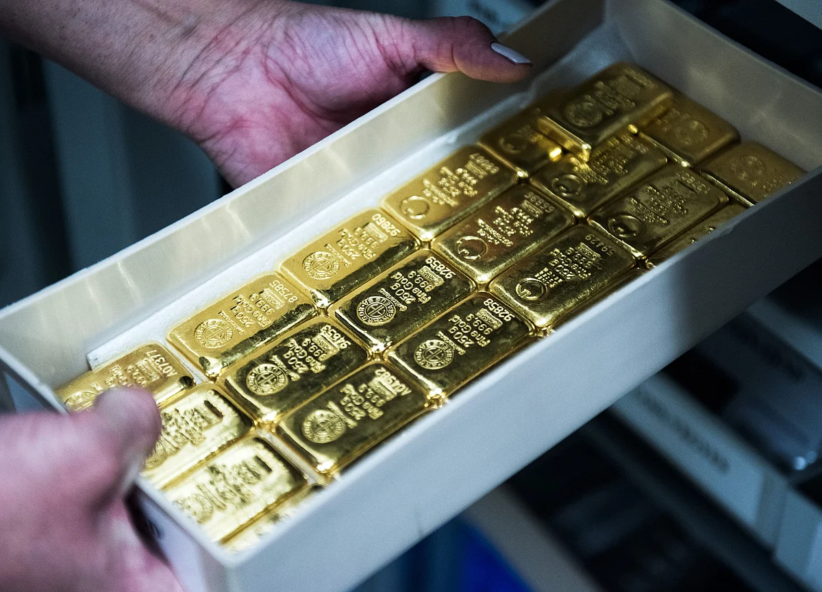 Gold Falls From Four-Week High With Virus Drug Showing Promise
