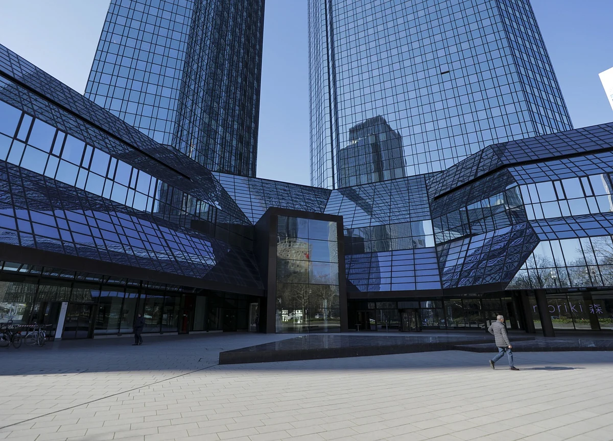 Deutsche Bank Warns of Loan Defaults After Surprise Profit