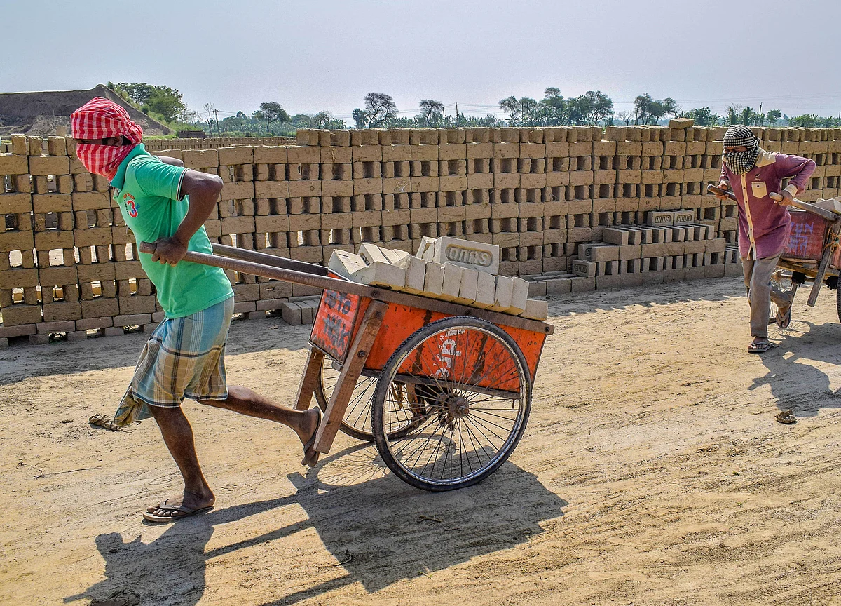 Indian Economy Heads for Double-Digit Plunge as Virus Spikes