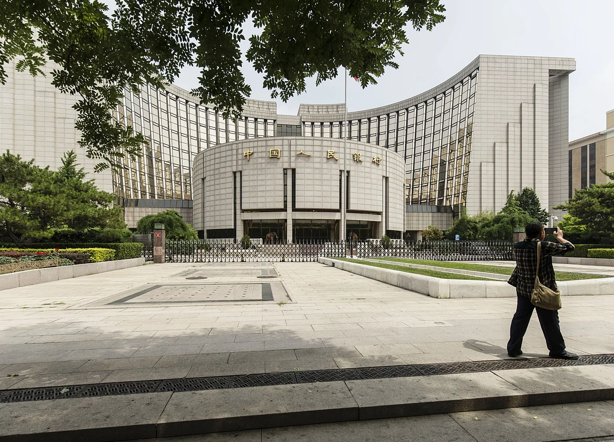 China’s Central Bank Going It Alone Spurs an Influx of Capital