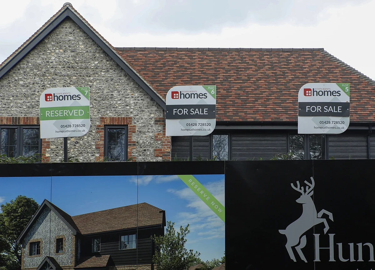 U.K. May Need Government to Step in as Housing Market Flatlines