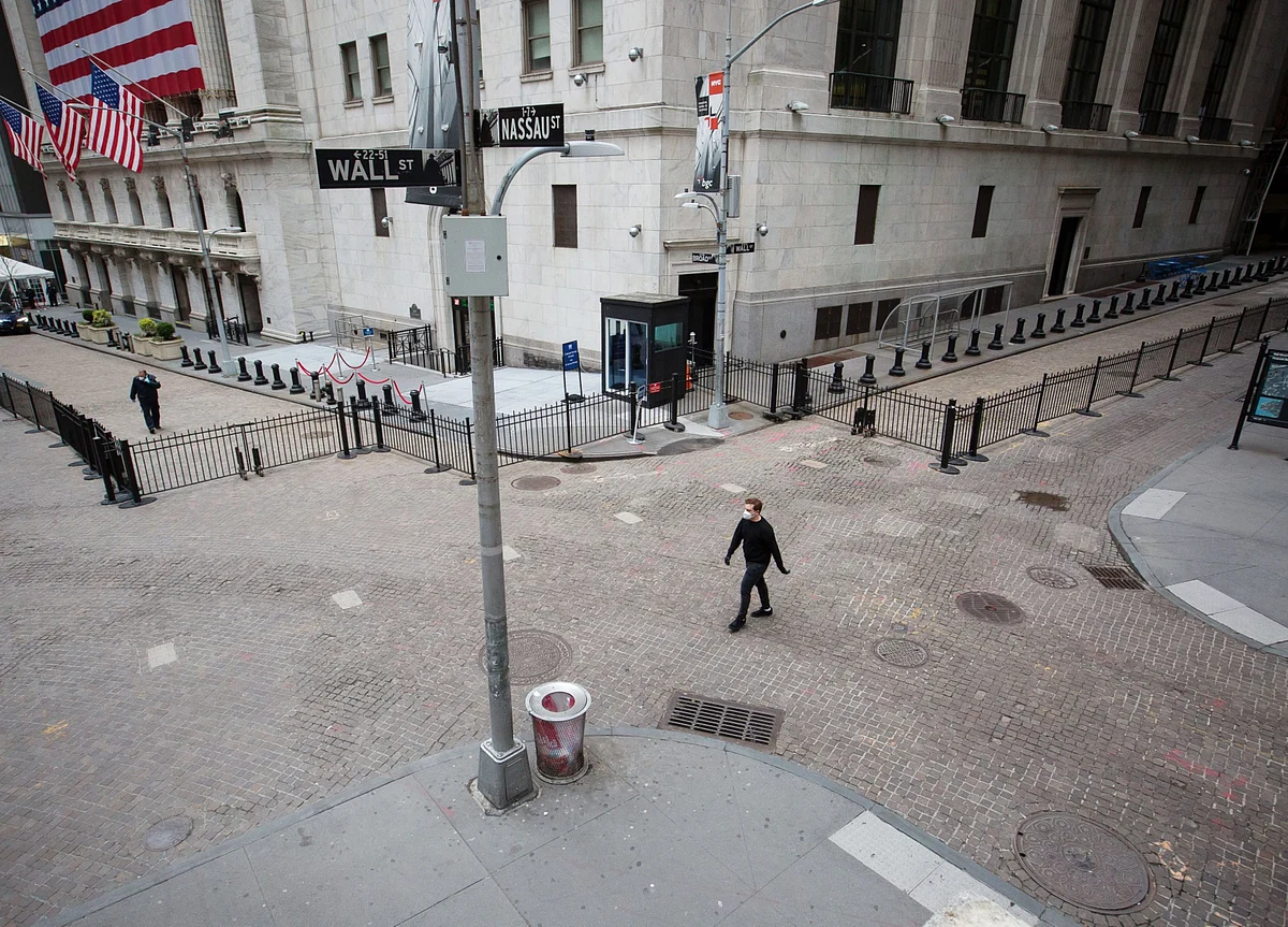 Greed and Fear Collide: Wall Street Calls Traders Back to Office