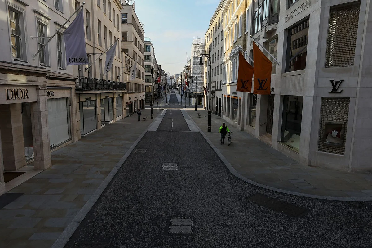 Banners fly outside closed luxury boutiques on New Bond Street on April 9. (Photographer: Simon Dawson/Bloomberg) 