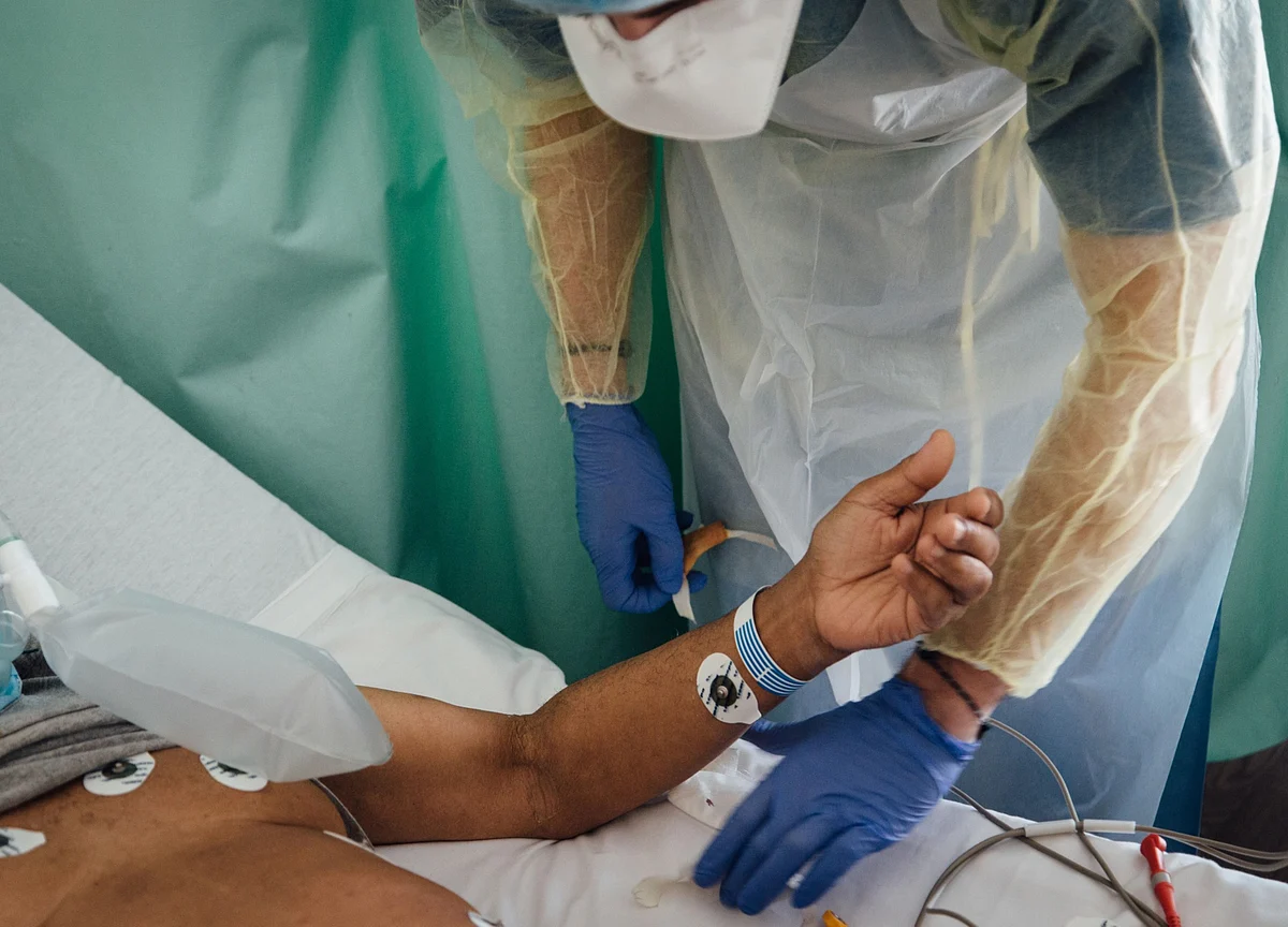 Sirens, Deaths and Grief Fray the Mental Health of Virus Doctors