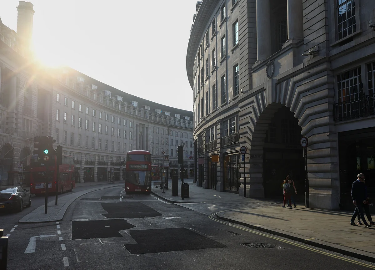 U.K.’s Johnson Resists Easing Lockdown on Second Wave Fears