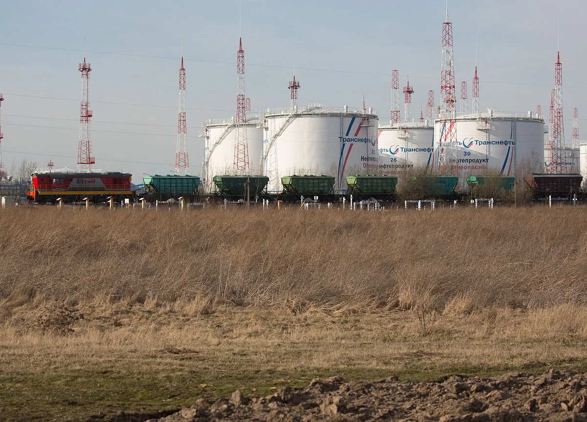 Wild Oil Market Sees Record Contango as Expiry Nears