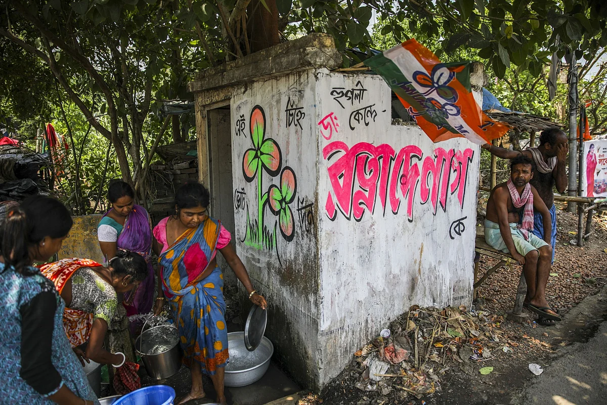 Women gather water in Singur, West Bengal, on April 30, 2019. (Photographer: Prashanth Vishwanathan/Bloomberg)