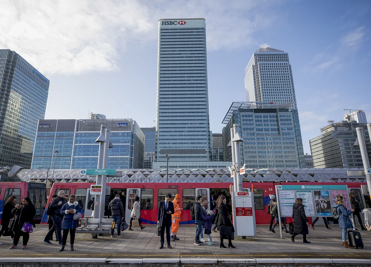 Debt Surge Leaves U.K. Exposed to Higher Short-Term Rates