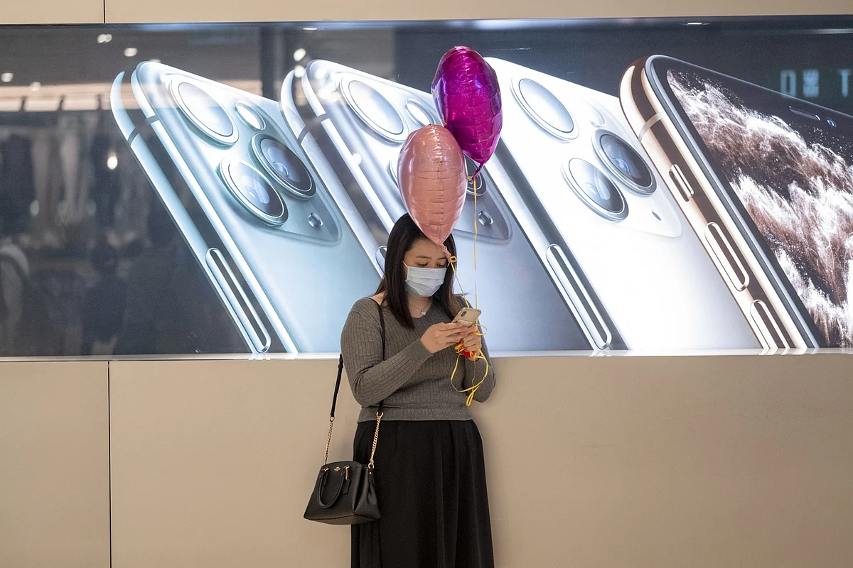 Apple May Lose a Third of Quarterly iPhone Sales, Goldman Says