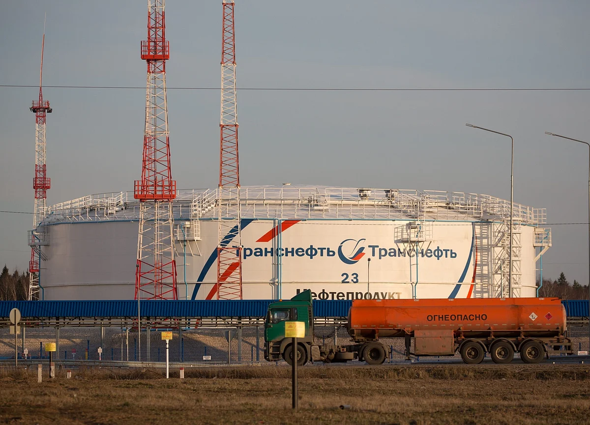 Oil Glut May Overwhelm Global Storage Tanks Within Weeks