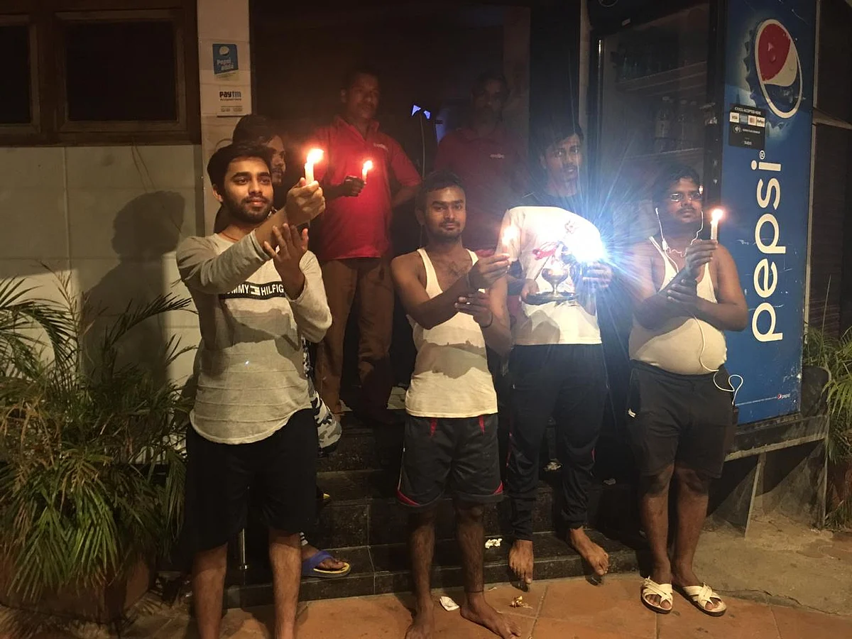People step out of their homes in show of solidarity against the coronavirus pandemic. (Photo: BloombergQuint)