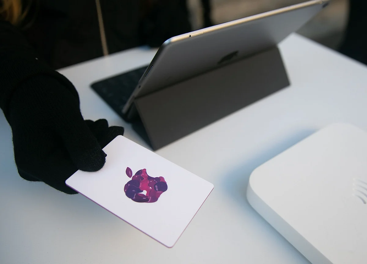 Apple Aims to Sell Macs With Its Own Chips Starting in 2021