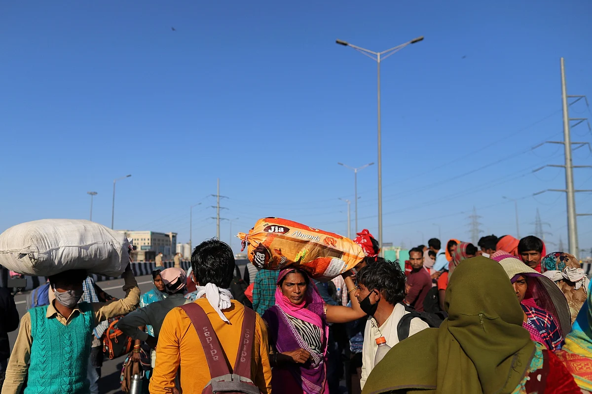 Migrant workers and their families that were unable to catch buses gather on NH-24 during a lockdown imposed due to the coronavirus on the outskirts of Delhi, India. (Photographer: Anindito Mukherjee/Bloomberg)