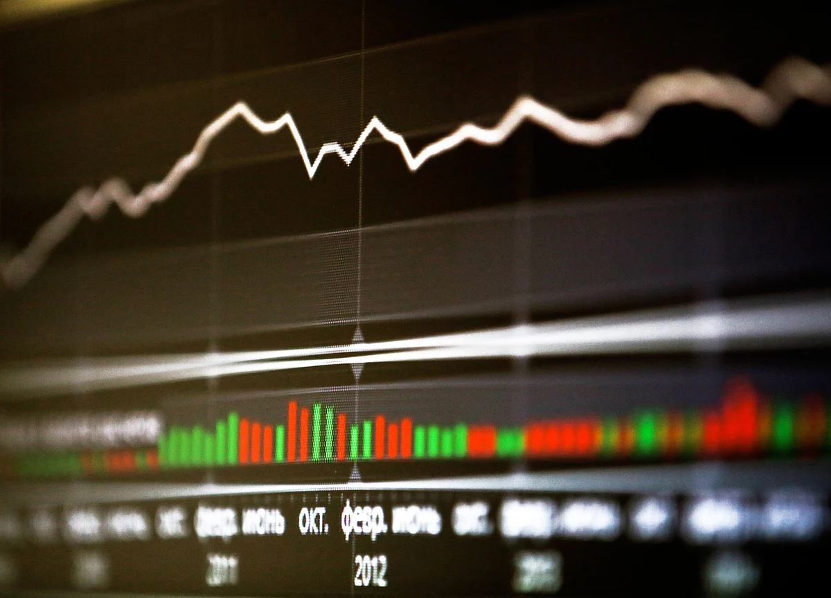 India Stock Analysts Turn to Cash, Volatility Amid Profit Doubts