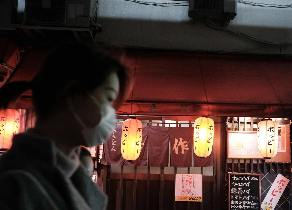 Japan’s Abe Warns Virus Surge in Invoking Emergency