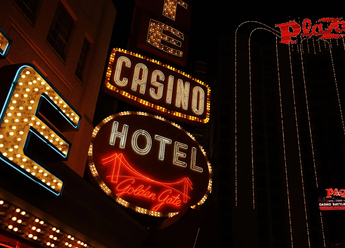 Vegas Casino Executives Discuss Reopening With Dealers in Masks