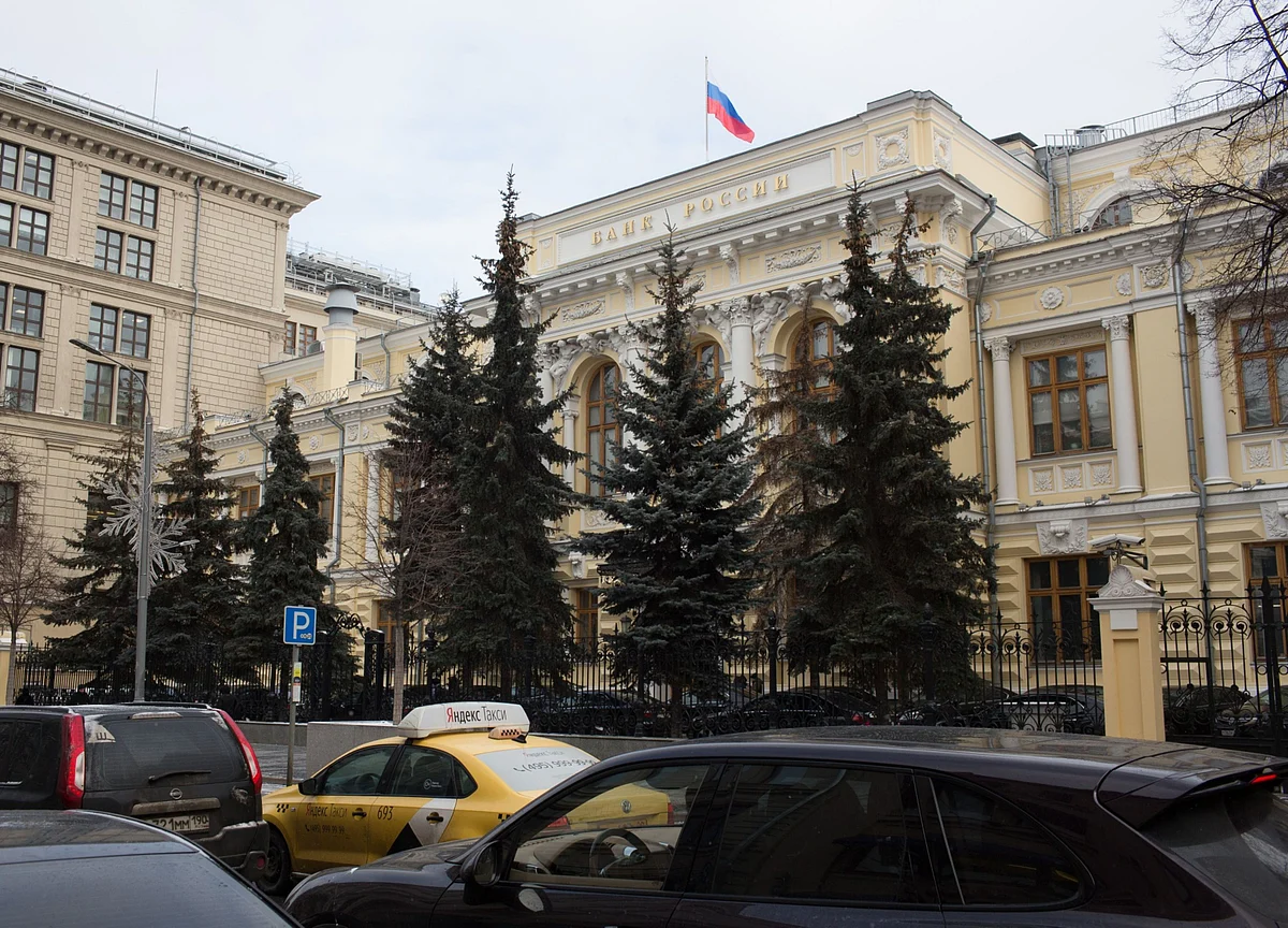 Russia Hits Brake on Rate Cuts, Sees Further Easing Possible