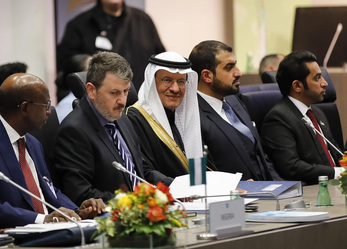 Saudi Arabia, Russia Push Negotiations for Global Oil Pact