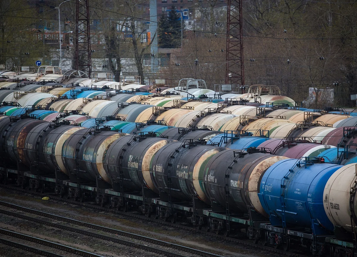 Oil Posts First Weekly Gain in a Month on Signs of Supply Easing