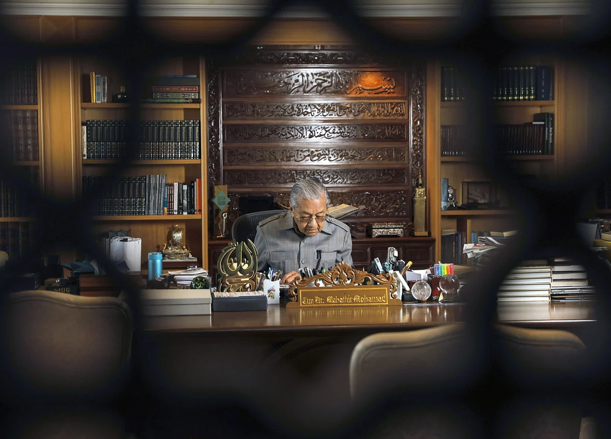 Mahathir Fights Dismissal From Party for Sitting With Opposition