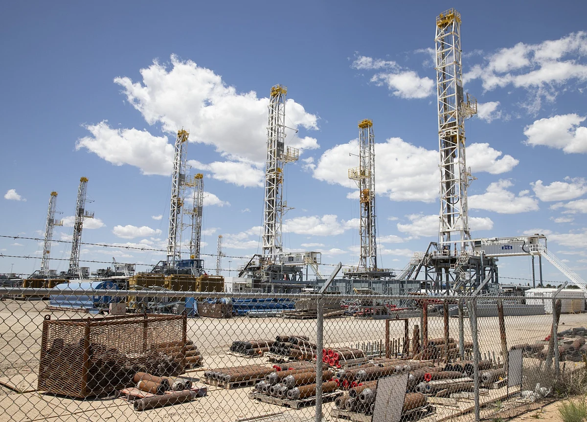 Oil Posts Second Weekly Gain on Deepening Production Cuts