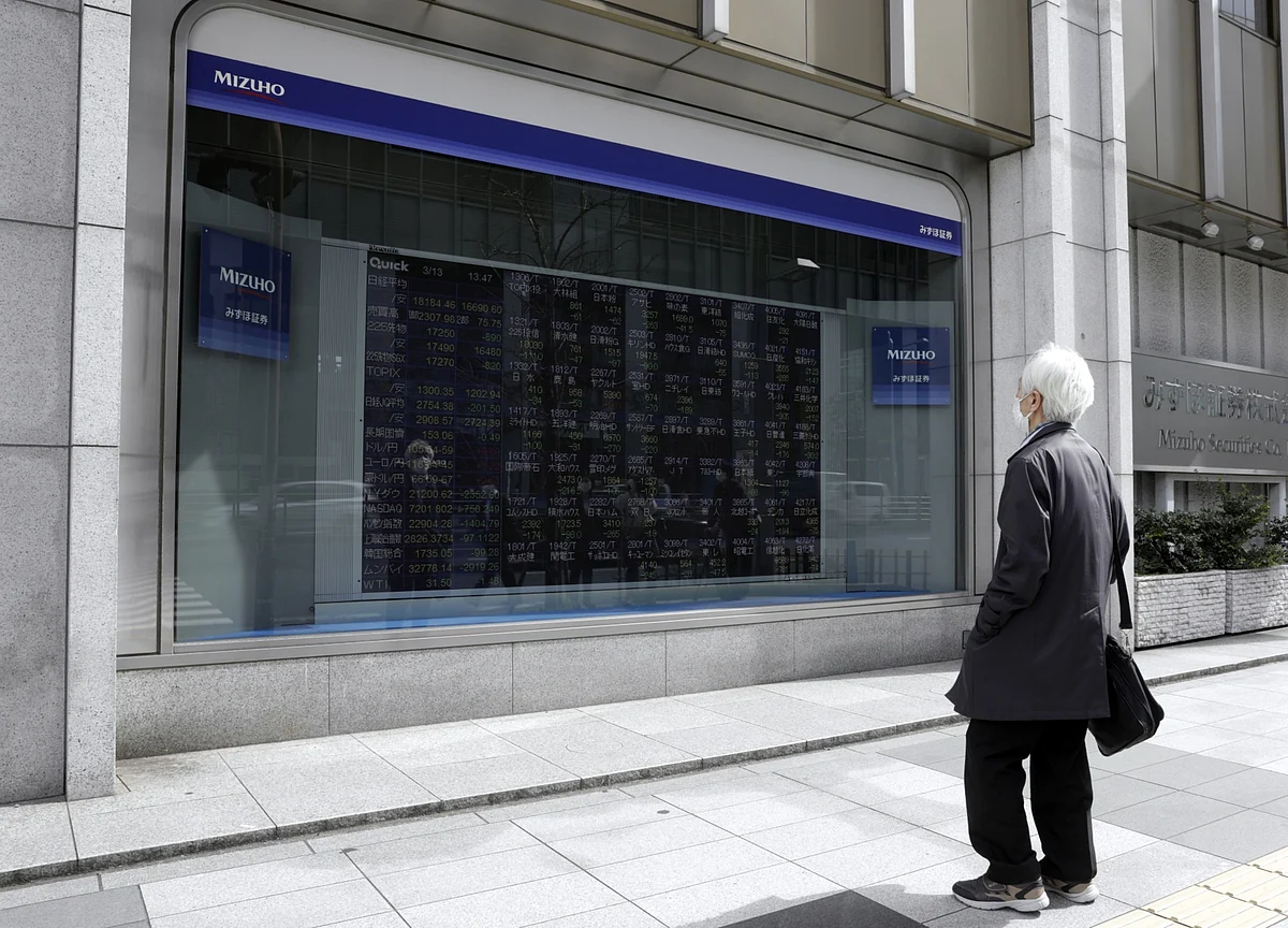 A 0.0000148% Yield on Bond Sale in Japan Is Exciting Investors
