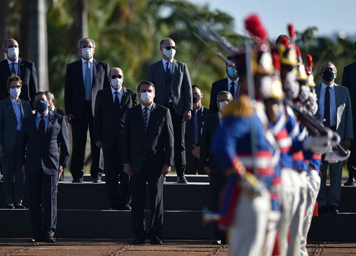 Bolsonaro Weighs Compromise on Brazilian Public-Sector Pay
