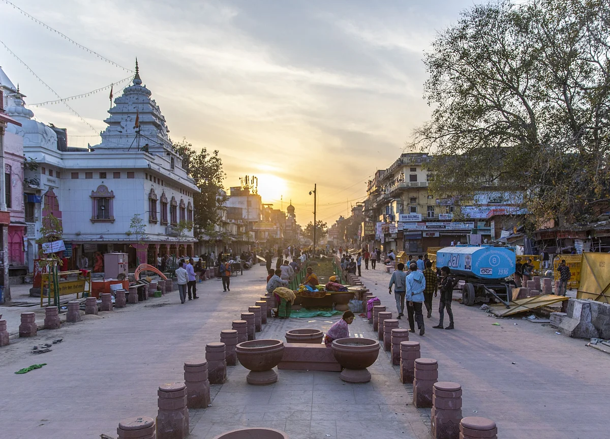 Foreigners Flee India’s Bonds Just When It Needs Them Most