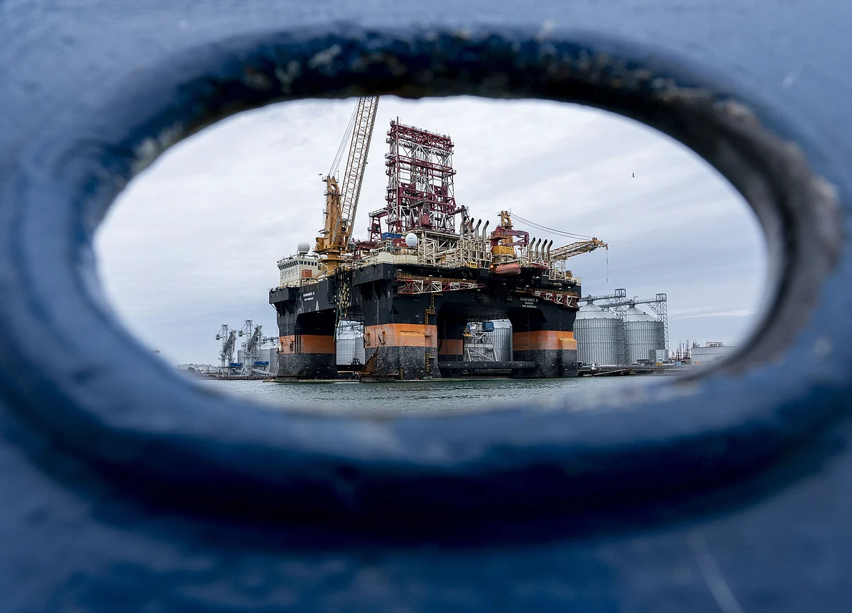 Oil Climbs for a Third Week Amid Output Cuts, Demand Rebound
