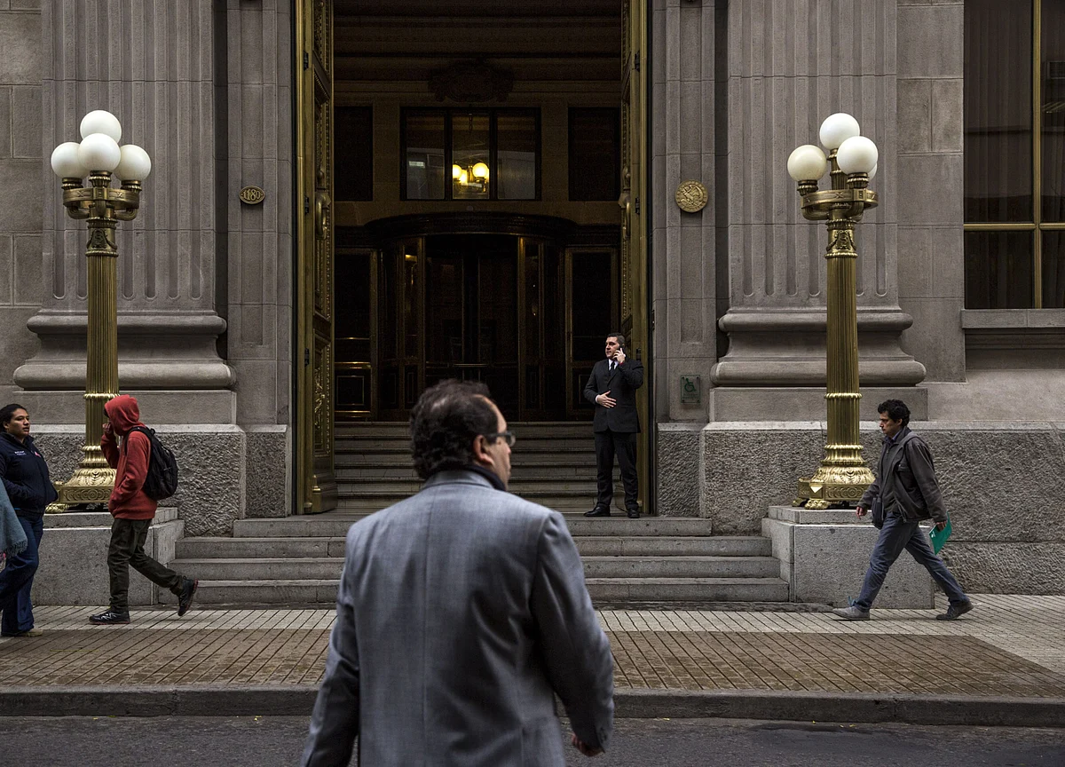 Chile Holds Key Rate Near Zero to Stem Worst Slump Since 80s