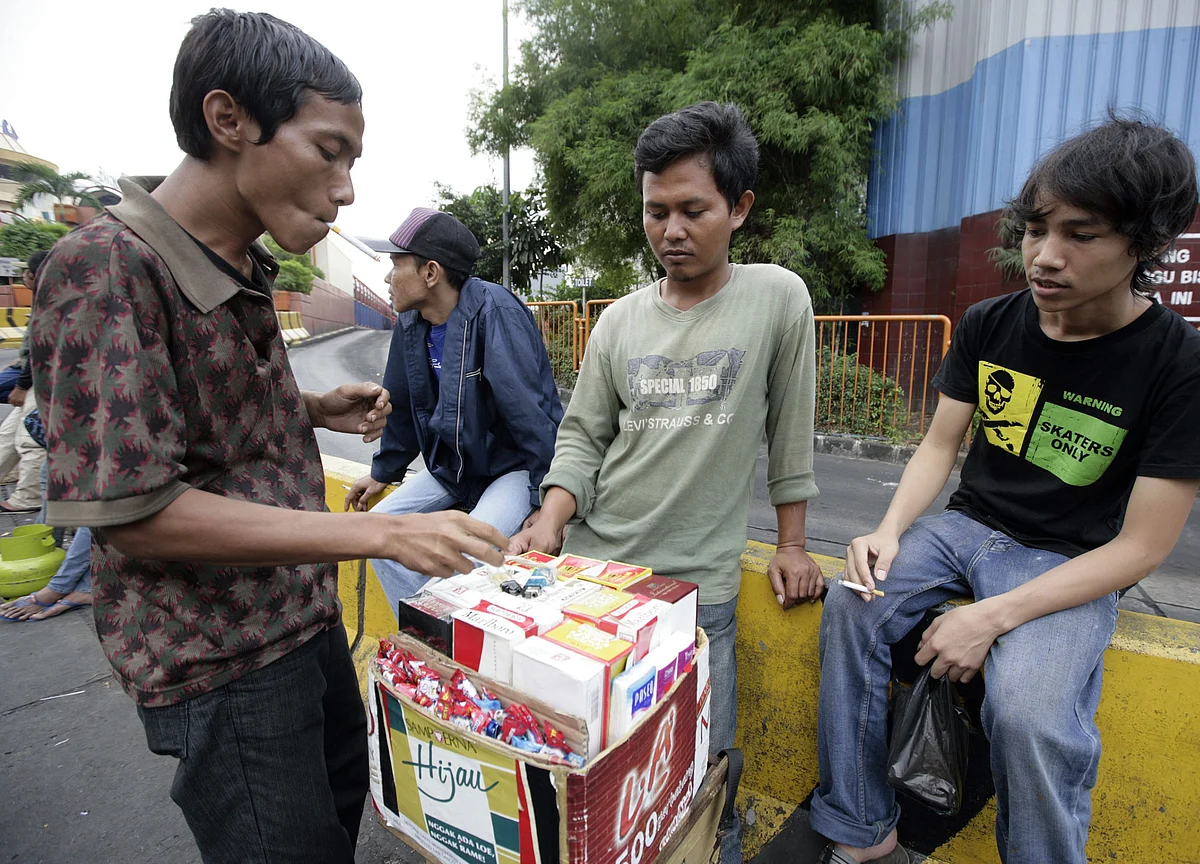 Heavy Smoking Blamed for Indonesia’s 6.6% Coronavirus Death Rate