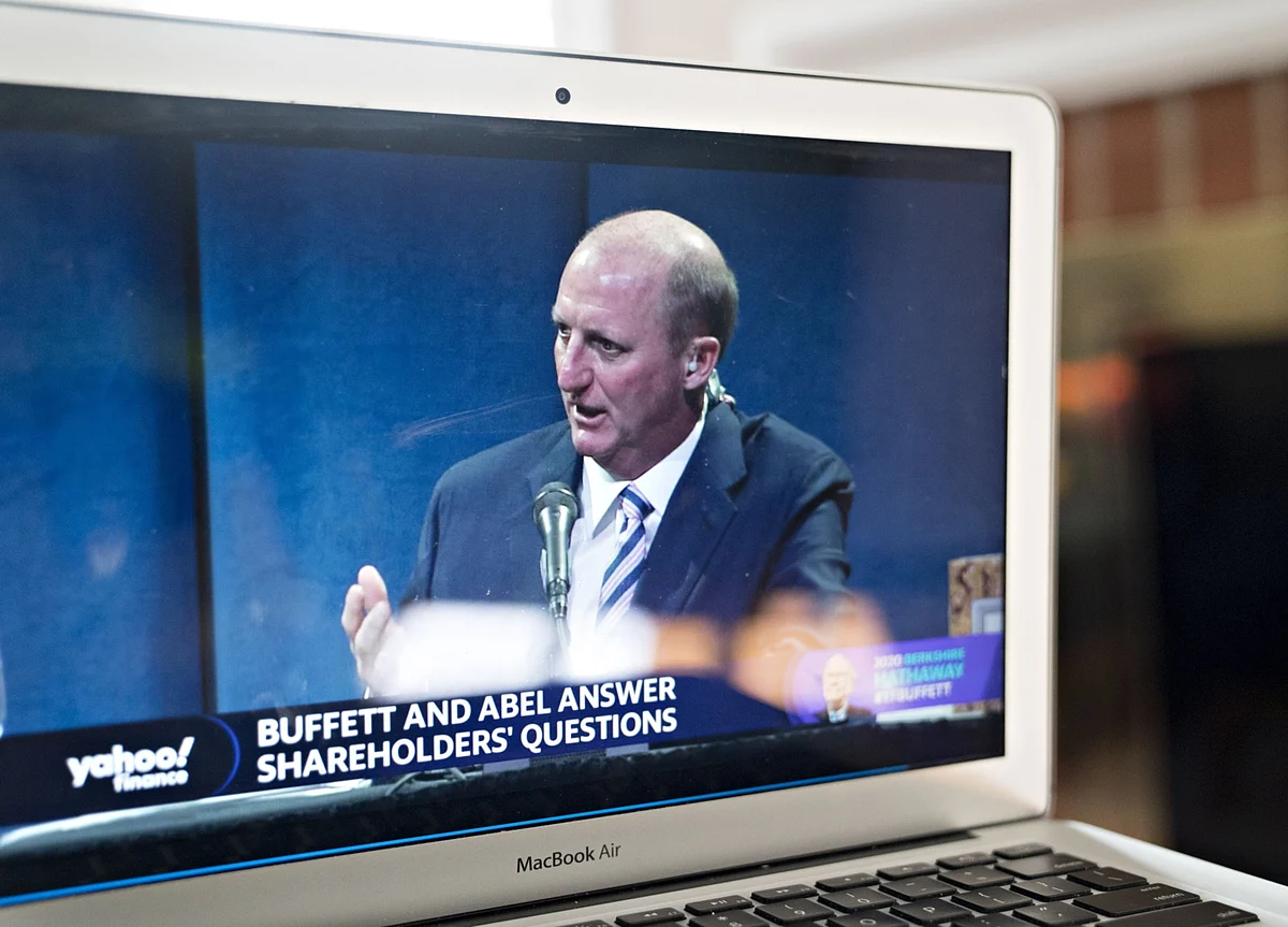 Buffett’s Virtual Meeting Turns Spotlight on Potential Successor