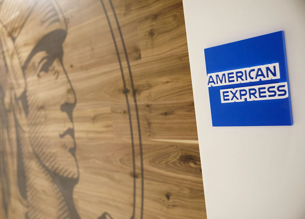 Carlyle, Singapore’s GIC Sued Over Collapsed AmEx Stock Buy